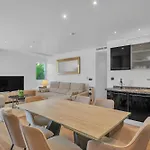 Real - Stylish 2 Bedroom By Finest Apartman