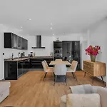 Real - Stylish 2 Bedroom By Finest Μαρμπέλλα